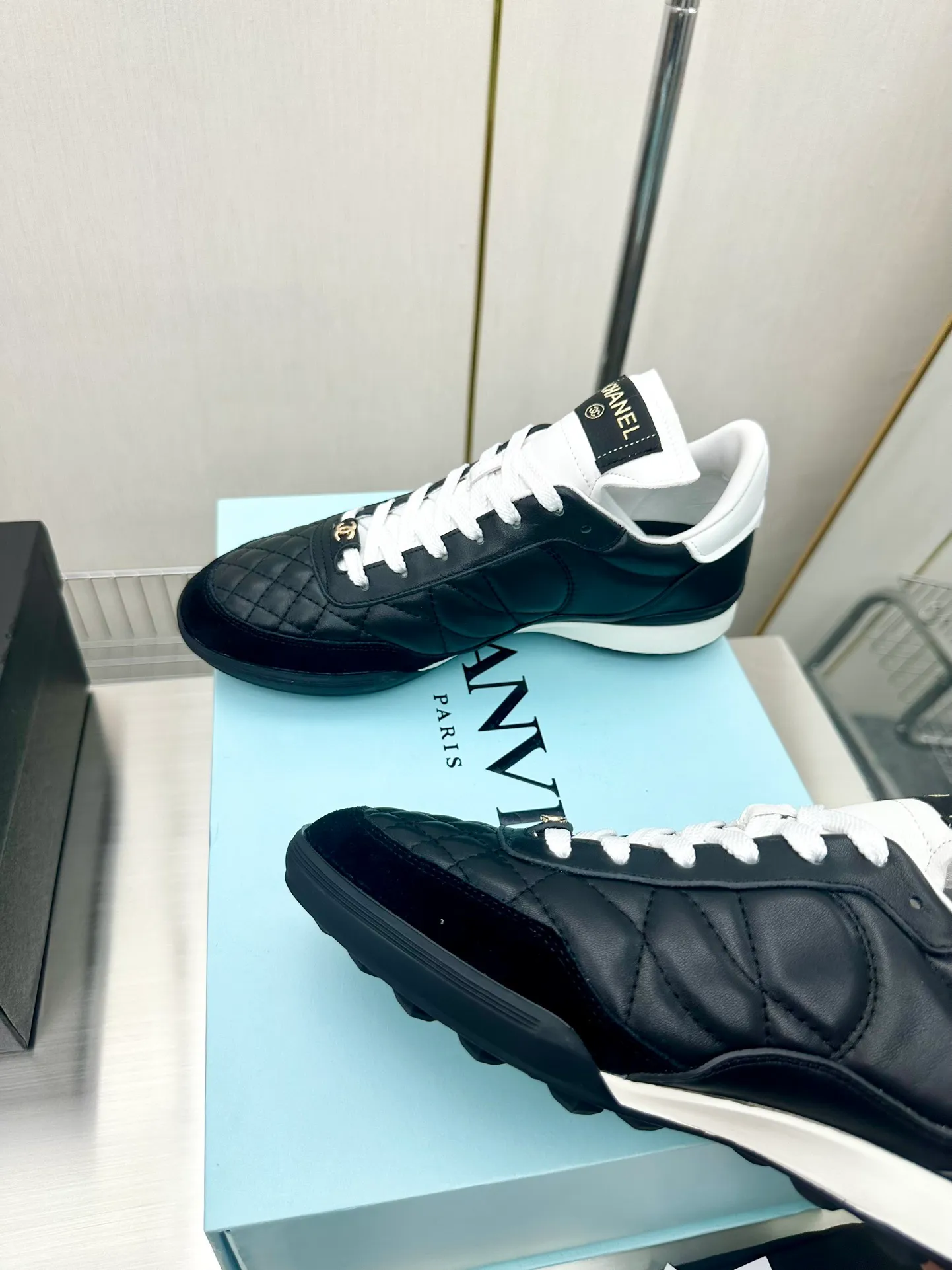 👟👟Ex-factory price 520 👟👟 CHANEL Chanel thick-soled panda sneakers Panda biscuit shoes Chanel 2023ss popular panda shoes 🐼Colorful thick-soled casual sports shoes sneakers The counter is synchronized The counter is very popular Very difficult to buy a shoe The most popular thick-soled panda shoes on the Internet It can be imagined that small fragrance control can not miss it, both appearance and comfort coexist. Simple and versatile white shoes. The thick sole increases the height and is super versatile. You can wear it with your eyes closed😍Whoever wears it will look better. Upper: calfskin. Lining: imported sheepskin lining. Outsole: T👟👟Ex-factory price U original outsole. Size: 35-40 (41 42 customized)